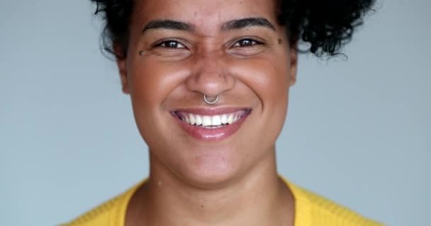 Young Black Woman Laughing Smiling Authentic Real Life Smile — Vídeo de Stock