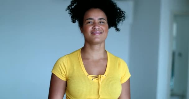Joven Chica Negra Sonriente Feliz Mujer Negra Sonrisa Retrato — Vídeos de Stock