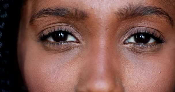 Close African Young Woman Eyes Looking Camera Macro Closeup Black — Stok video