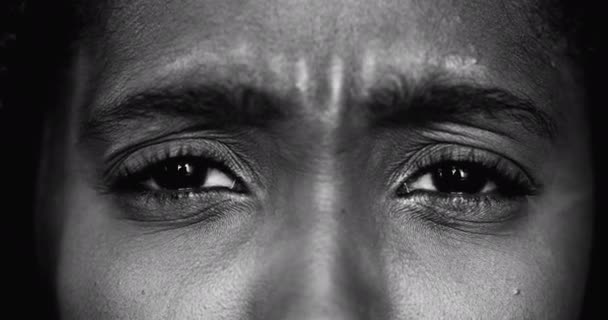 Zaklatott Fekete Lány Makró Közelkép Monokróm Afrikai Etnikum Dühöt Érez — Stock videók