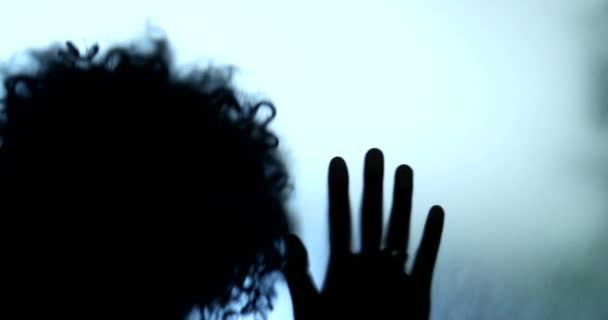 玻璃窗后面的影子 抑郁的概念 感觉被困住的女人 — 图库视频影像