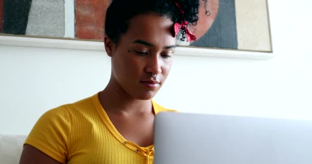 Νεαρή Μαύρη Γυναίκα Χιλιετίας Που Χρησιμοποιεί Φορητό Υπολογιστή Στο Σπίτι — Αρχείο Βίντεο