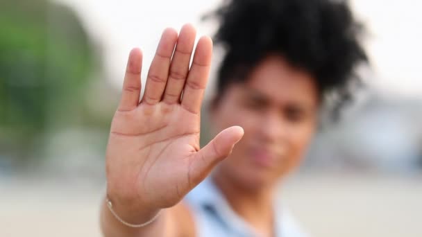 Африканська Жінка Зупиняє Знак Рукою Сказавши Проти Цькування — стокове відео