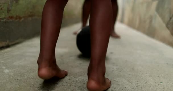 Vater Und Sohn Spielen Zusammen Fußball Bindung Afrikanischer Eltern Ihr — Stockvideo