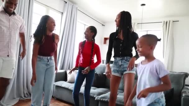 Африканские Этнические Семейные Танцы Счастливые Счастливые Черные Родители Дети — стоковое видео