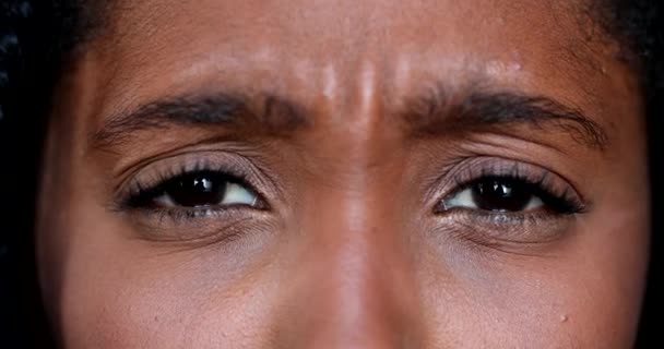 Расстроенная Африканская Молодая Женщина Макро Крупным Планом Глаза Выразительная Сердитая — стоковое видео