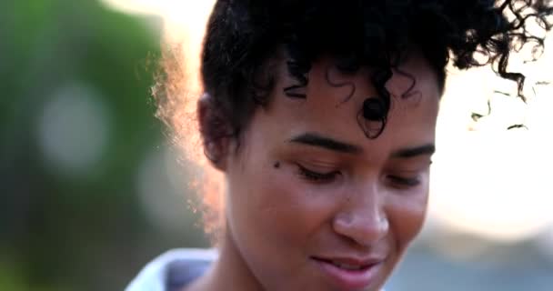 混合レース若い女性が日没時に外を見下ろします 瞑想的な女の子 — ストック動画