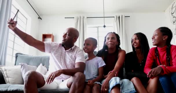 Negro Familia Tomando Selfie Foto Juntos Casa Sofá — Vídeos de Stock