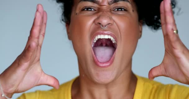カメラで叫んでいる千年前の黒人女性 — ストック動画