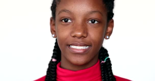 Bedachtzame Tiener Afrikaans Meisje Drukken Lippen Denken — Stockvideo