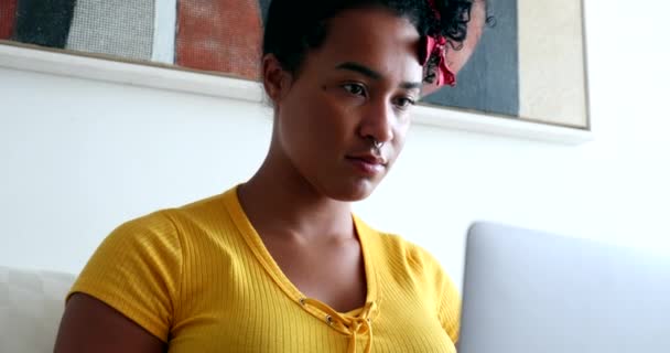 Genç Afrikalı Amerikalı Kadın Evde Çalışan Dizüstü Bilgisayarı Kullanıyor — Stok video