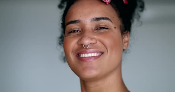 Młoda Zróżnicowana Etnicznie Kobieta Pozująca Aparatu Uśmiechnięta — Wideo stockowe
