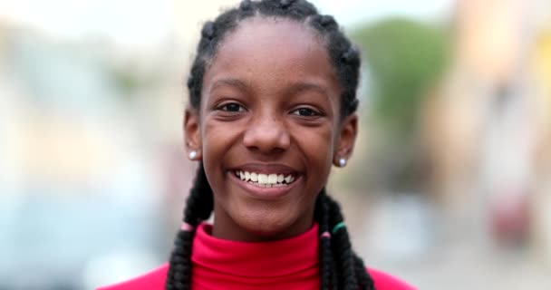 Portrait Happy Teen Black African Girl Smiling Camera — Stock video