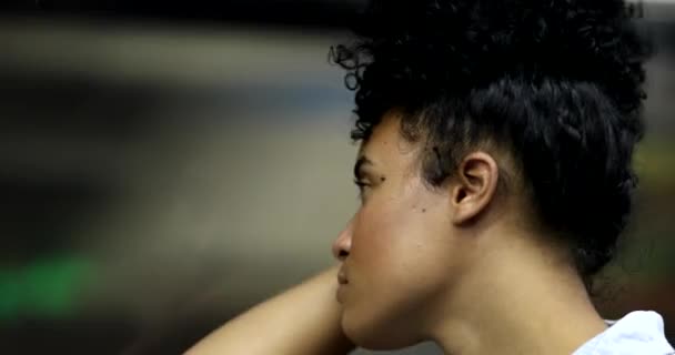 年轻女子做白日梦 想从火车上下班 — 图库视频影像