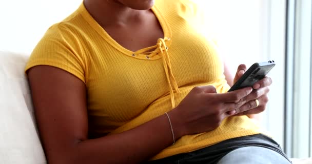 Afrikaanse Vrouw Handen Houden Mobiele Telefoon Thuis Bank — Stockvideo