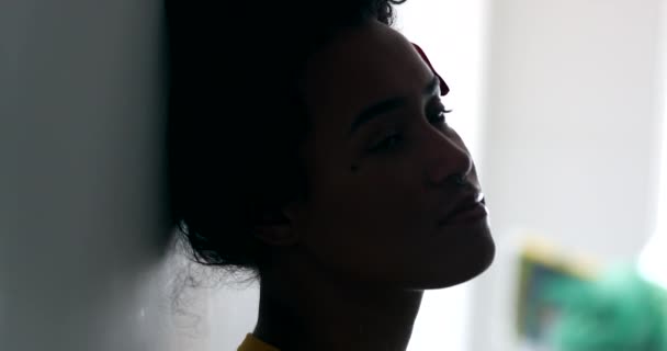 Joven Mujer Negra Pensativa Apoyada Pared Triste Emoción Pensativa — Vídeos de Stock