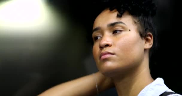 非洲裔美国女通勤者坐在地铁里沉思 — 图库视频影像