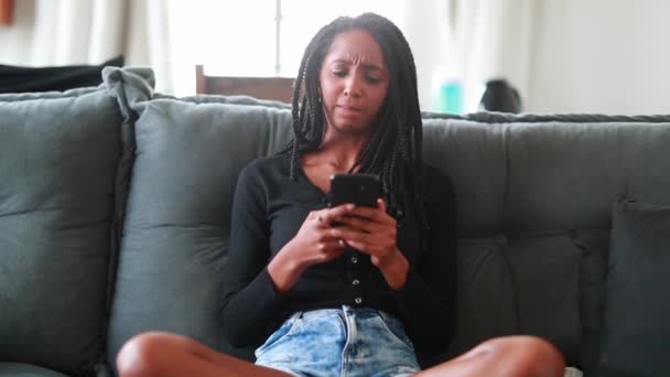 Αναστατωμένη Μαύρη Έφηβη Που Αντιδρά Αρνητικά Στις Ειδήσεις Στο Κινητό — Αρχείο Βίντεο