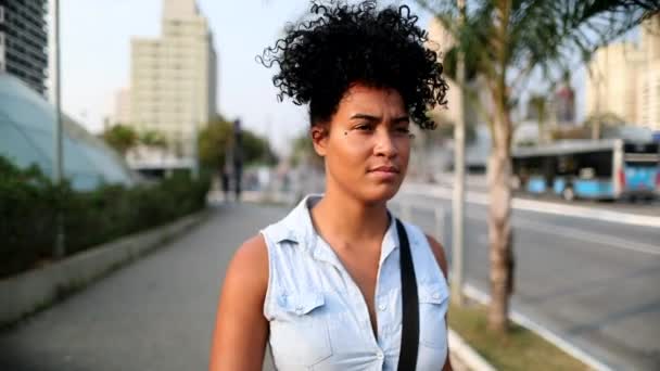 Young Black African Woman Walking Downtown City — Vídeo de Stock