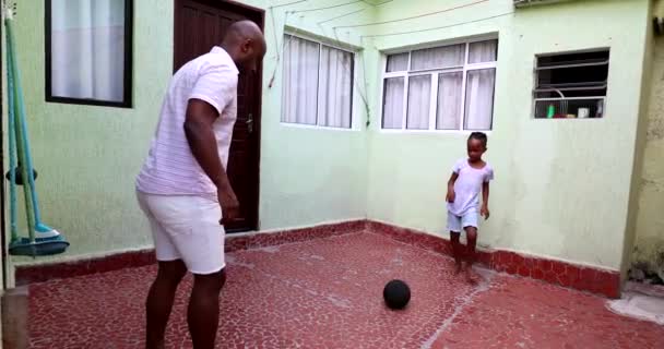 Αφρικανός Πατέρας Και Γιος Παίζουν Ποδόσφαιρο Στο Σπίτι Μπαμπάς Και — Αρχείο Βίντεο
