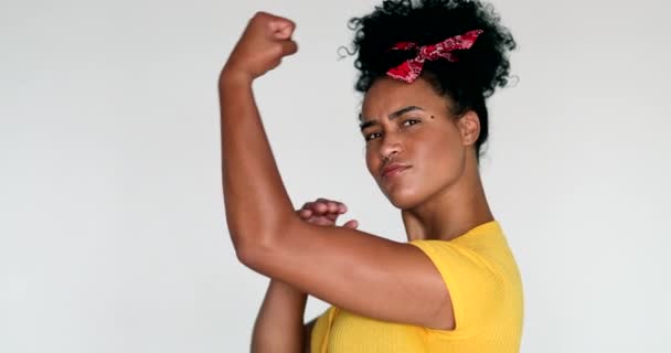 Mujer Negra Podemos Hacerlo Pose Muscular — Vídeos de Stock