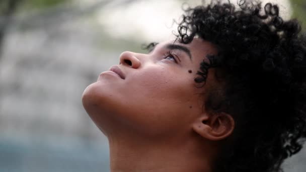 African Woman Face Looking Sky — Vídeo de stock
