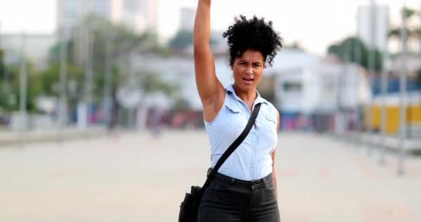 Trots Jonge Zwarte Vrouw Het Verhogen Van Vuist Lucht Uit — Stockvideo