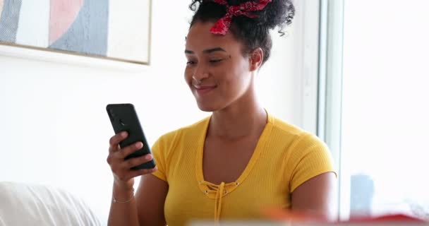 Mutlu Siyah Kız Başarısını Evden Gelen Akıllı Telefondan Yumruk Okuyarak — Stok video