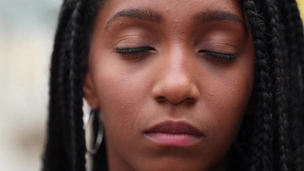 Young Black African Teen Girl Closing Eyes Meditation — Video Stock