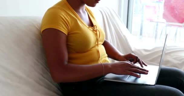 Bin Yıllık Genç Spanyol Kadın Dizüstü Bilgisayarda Daktilo Kullanıyor — Stok video