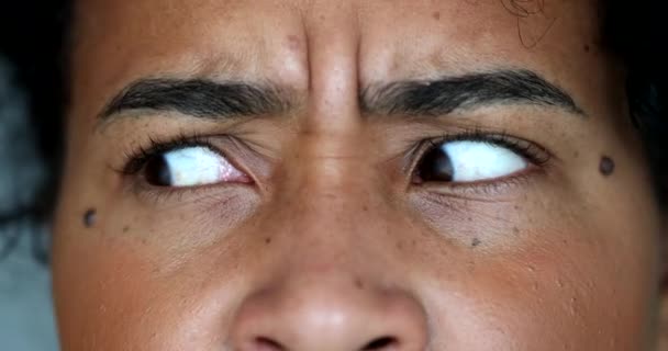Zaniepokojony Czarny Kobieta Makro Zbliżenie Oczy Patrząc Boku Bok — Wideo stockowe