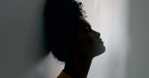 Silhouette Giovane Donna Nera Appoggiata Muro Ragazza Africana Pensierosa — Video Stock
