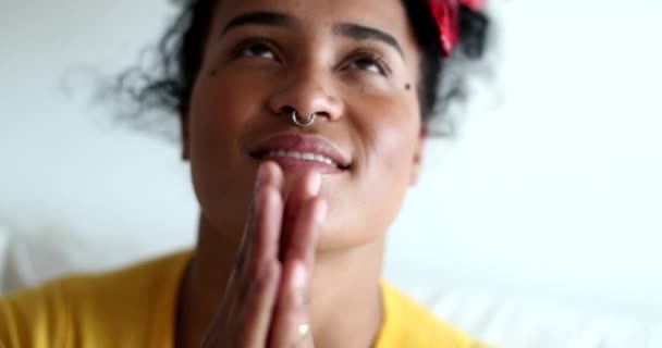 Испанская Молодая Женщина Молится Богу Улыбается — стоковое видео