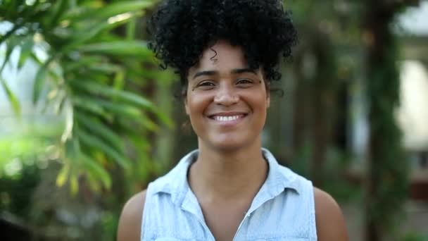 Confident Young Black Woman Walking Forward Camera Smiling Portrait African — Vídeos de Stock