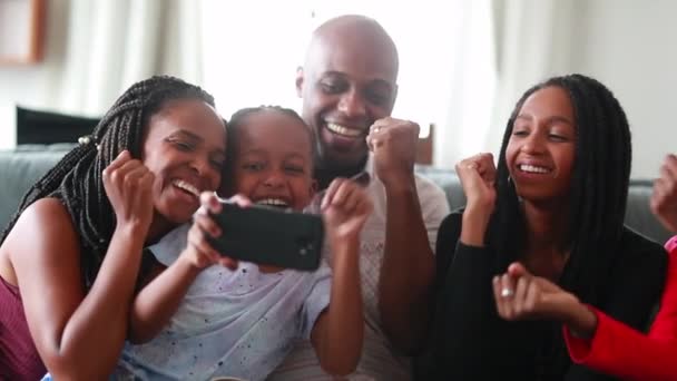 Счастливая Реакция Африканской Семьи Хорошие Новости Черные Дети Родители Положительно — стоковое видео