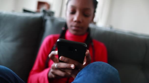 Підліток Чорношкіра Дівчина Друкує Смартфоні Підліток Африканська Дівчина Тримає Мобільний — стокове відео