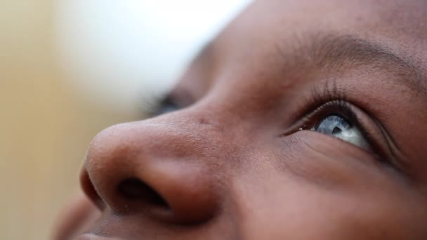 Έφηβη Μαύρη Κοπέλα Κλείνει Μάτια Στο Διαλογισμό — Αρχείο Βίντεο