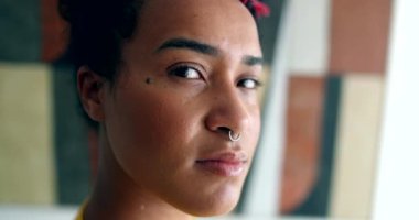 Kameraya bakan kendinden emin genç siyahi kadın. Karışık ırk kızı yüzü