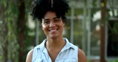 Kendinden emin, melez, genç bir kadın ilerliyor.