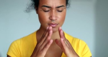 Karışık ırk kızı endişeli ve zorlanıyor.