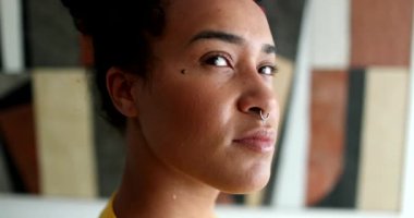 Karışık ırk. Genç siyah Afrikalı Amerikalı kadın.