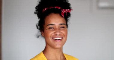 Afrikalı Amerikalı kadın özgün bir gülümseme. Siyah kız gerçek hayatta güler