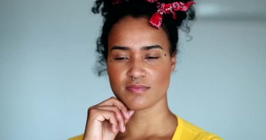 Genç kadının bir fikri var, siyah kızın yaratıcı bir tezahürü var.