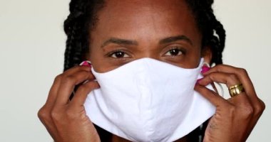 Yüz maskesi takan Afrikalı kadın