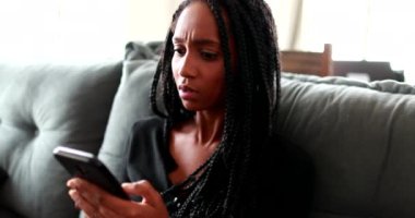 Sosyal medyada genç bir kız akıllı telefon cihazından üzücü bir mesaj alıyor