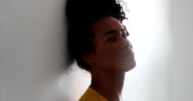 Düşünceli genç siyah kadın duvara yaslanıyor. Dalgın Afrikalı Amerikalı kadın