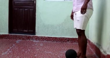 Afrikalı baba ve oğul evde futbol oynuyor, baba ve çocuk kaynaşması