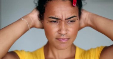 Stresli genç zenci kadın. Afrikalı kız endişeli yüz ifadesi