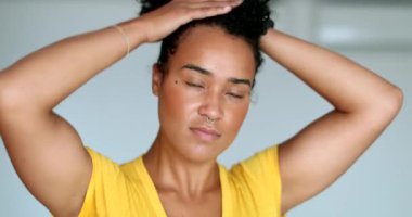 Saç ayarlayan melez bir genç kadın. Siyah Afrikalı Amerikalı kız kameraya bakıyor.