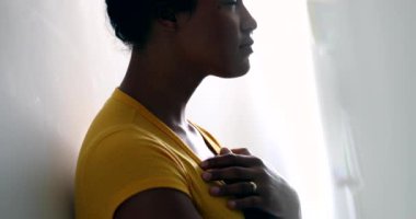 Meditasyon yapan genç siyah kadın gözleri kapalı.